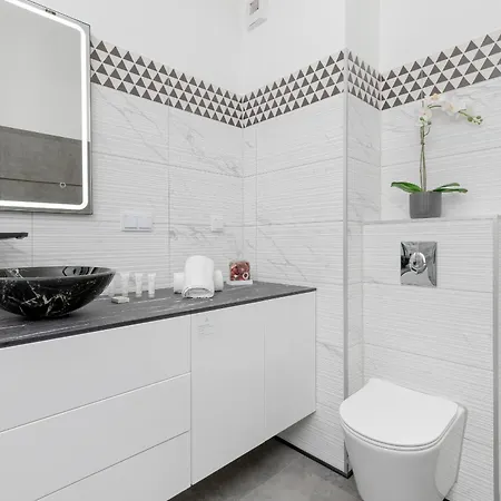 Modern Close To The In By Renters Apartament Gdańsk